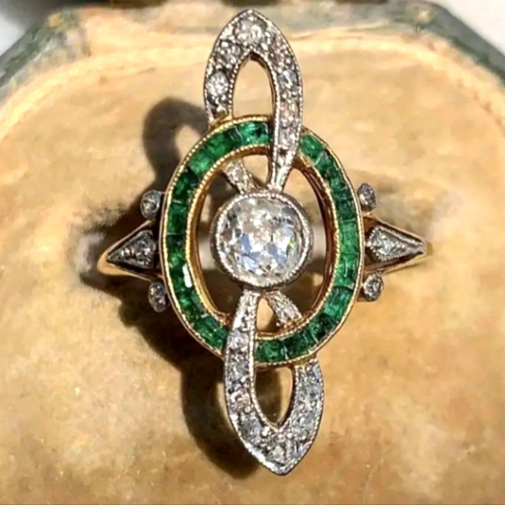 Vintage Cubic Zirconia decorative ring sz 9